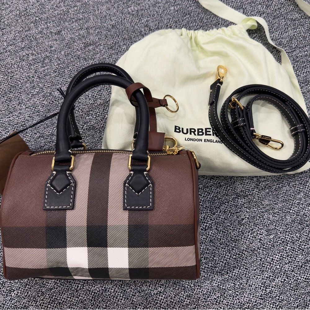 🔥🔥🔥Authentic Burberry Bowling Bag💞